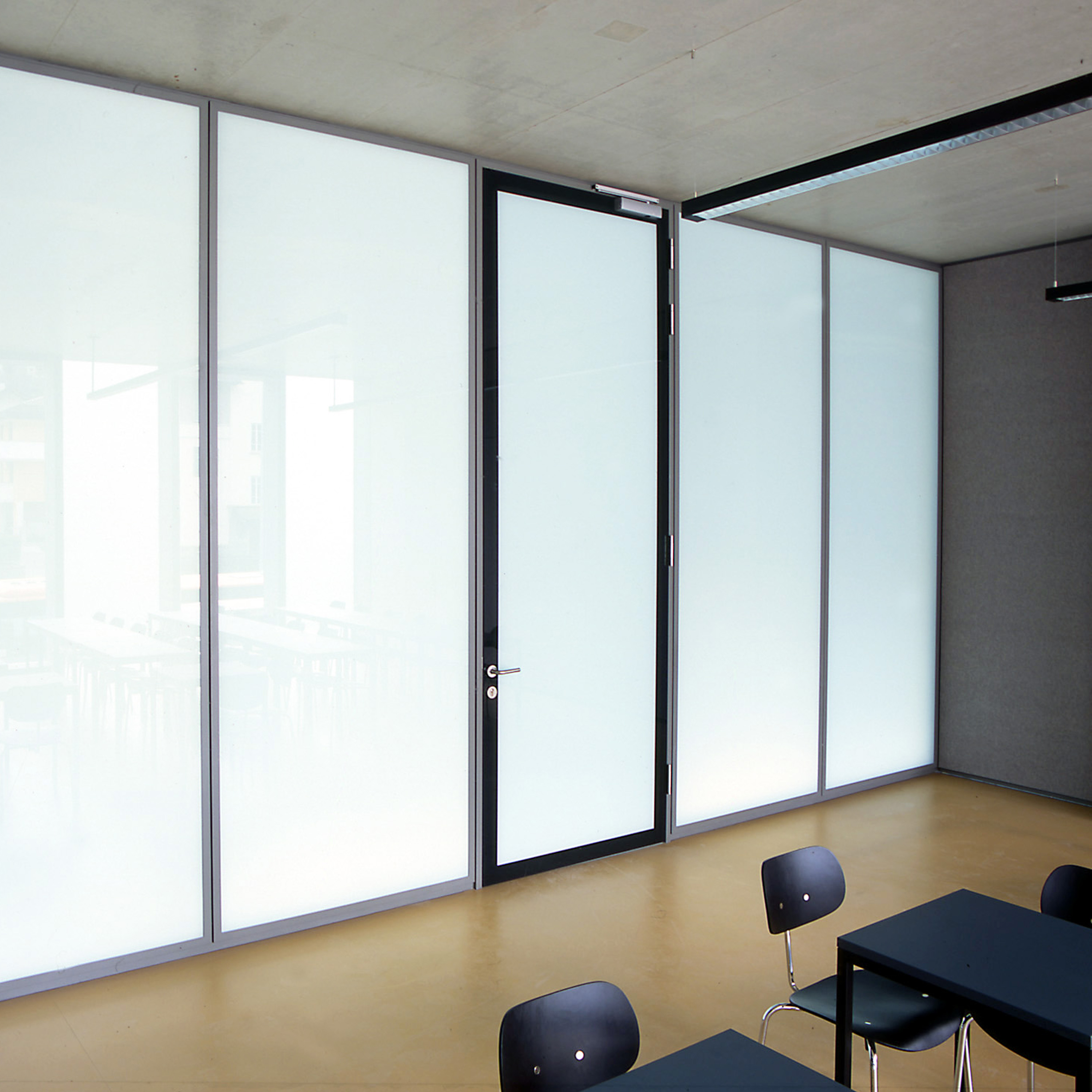 Glasverbundtüren für maximale Flächenbündigkeit und Transparenz