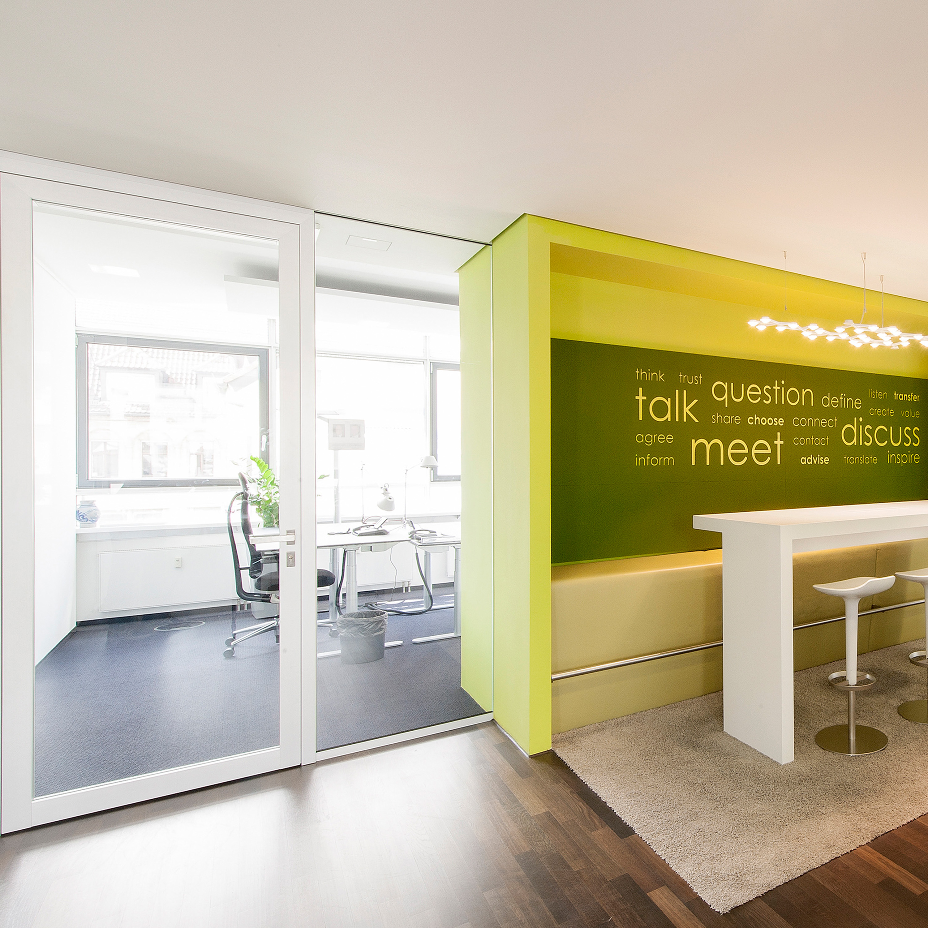 Rahmentüren raumhoch im modernen Büro