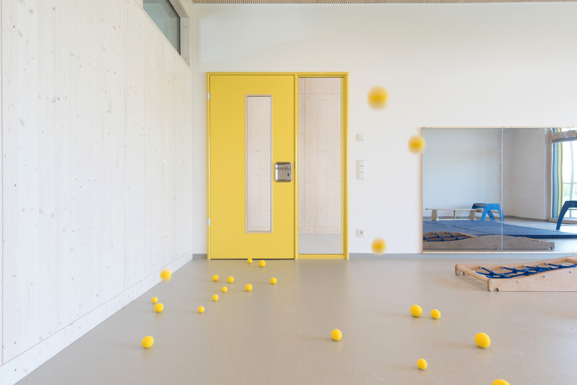 Fingerschutztür in Zarge mit Glasseitenteil Tür mit Lichtausschnitt in Aluminiumzarge